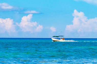 Playa 88 ve Playa del Carmen Quintana Roo Meksika 'daki Punta Esmeralda' dan tropikal Meksika sahili manzaralı rıhtımda vapur vapuru iskelesi ve limanı..