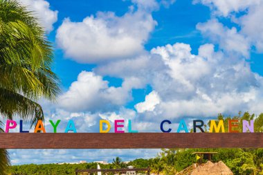 Playa del Carmen Meksika 08. Eylül 2022 Renkli Playa del Carmen, Playa del Carmen Quintana Roo Meksika 'daki Punta Esmeralda plajında işaret levhası..