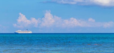 Playa 88 ve Playa del Carmen Quintana Roo Meksika 'daki Punta Esmeralda' dan tropikal Meksika sahili manzaralı rıhtımda vapur vapuru iskelesi ve limanı..