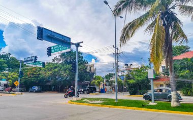 Playa del Carmen 07. Eylül 2022 Tipik cadde yolu ve arabalı şehir merkezi trafik restoranları Quintana Roo Mexico 'daki Playa del Carmen' in insan ve binalarını depoluyor..