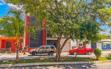 Playa del Carmen 07. Eylül 2022 Tipik cadde yolu ve arabalı şehir merkezi trafik restoranları Quintana Roo Mexico 'daki Playa del Carmen' in insan ve binalarını depoluyor..