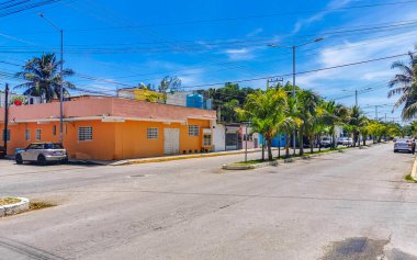 Playa del Carmen 07. Eylül 2022 Tipik cadde yolu ve arabalı şehir merkezi trafik restoranları Quintana Roo Mexico 'daki Playa del Carmen' in insan ve binalarını depoluyor..