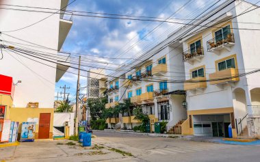 Playa del Carmen 07. Eylül 2022 Tipik cadde yolu ve arabalı şehir merkezi trafik restoranları Quintana Roo Mexico 'daki Playa del Carmen' in insan ve binalarını depoluyor..