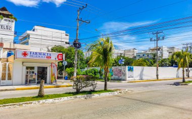 Playa del Carmen 07. Eylül 2022 Tipik cadde yolu ve arabalı şehir merkezi trafik restoranları Quintana Roo Mexico 'daki Playa del Carmen' in insan ve binalarını depoluyor..