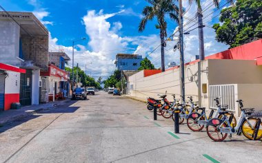 Playa del Carmen 07. Eylül 2022 Tipik cadde yolu ve arabalı şehir merkezi trafik restoranları Quintana Roo Mexico 'daki Playa del Carmen' in insan ve binalarını depoluyor..