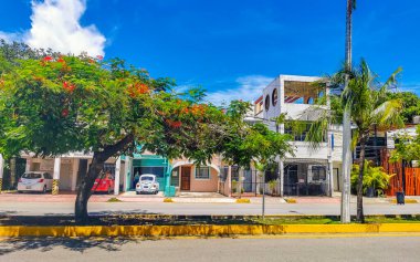Playa del Carmen 07. Eylül 2022 Tipik cadde yolu ve arabalı şehir merkezi trafik restoranları Quintana Roo Mexico 'daki Playa del Carmen' in insan ve binalarını depoluyor..