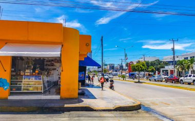 Playa del Carmen 07. Eylül 2022 Tipik cadde yolu ve arabalı şehir merkezi trafik restoranları Quintana Roo Mexico 'daki Playa del Carmen' in insan ve binalarını depoluyor..