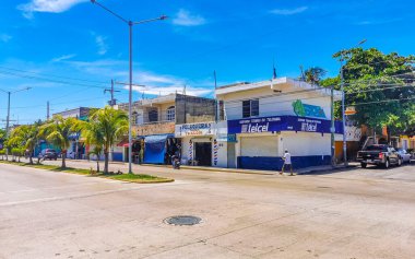 Playa del Carmen 07. Eylül 2022 Tipik cadde yolu ve arabalı şehir merkezi trafik restoranları Quintana Roo Mexico 'daki Playa del Carmen' in insan ve binalarını depoluyor..