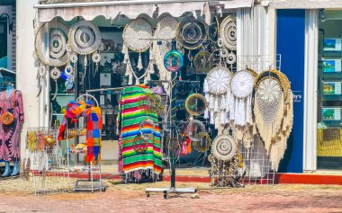 Playa del Carmen 07. Eylül 2022 Tipik cadde yolu ve arabalı şehir merkezi trafik restoranları Quintana Roo Mexico 'daki Playa del Carmen' in insan ve binalarını depoluyor..