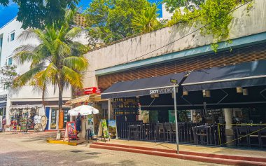 Playa del Carmen 07. Eylül 2022 Tipik cadde yolu ve arabalı şehir merkezi trafik restoranları Quintana Roo Mexico 'daki Playa del Carmen' in insan ve binalarını depoluyor..
