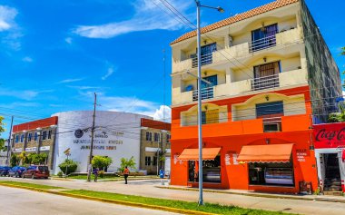 Playa del Carmen 07. Eylül 2022 Tipik cadde yolu ve arabalı şehir merkezi trafik restoranları Quintana Roo Mexico 'daki Playa del Carmen' in insan ve binalarını depoluyor..