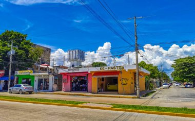Playa del Carmen 07. Eylül 2022 Tipik cadde yolu ve arabalı şehir merkezi trafik restoranları Quintana Roo Mexico 'daki Playa del Carmen' in insan ve binalarını depoluyor..