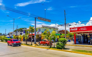Playa del Carmen 07. Eylül 2022 Tipik cadde yolu ve arabalı şehir merkezi trafik restoranları Quintana Roo Mexico 'daki Playa del Carmen' in insan ve binalarını depoluyor..