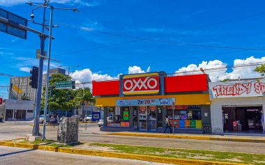 Playa del Carmen 07. Eylül 2022 Tipik cadde yolu ve arabalı şehir merkezi trafik restoranları Quintana Roo Mexico 'daki Playa del Carmen' in insan ve binalarını depoluyor..