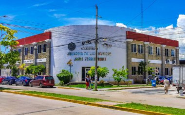Playa del Carmen 07. Eylül 2022 Tipik cadde yolu ve arabalı şehir merkezi trafik restoranları Quintana Roo Mexico 'daki Playa del Carmen' in insan ve binalarını depoluyor..