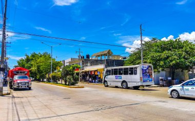 Playa del Carmen 07. Eylül 2022 Tipik cadde yolu ve arabalı şehir merkezi trafik restoranları Quintana Roo Mexico 'daki Playa del Carmen' in insan ve binalarını depoluyor..