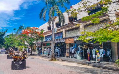 Playa del Carmen 07. Eylül 2022 Tipik cadde yolu ve arabalı şehir merkezi trafik restoranları Quintana Roo Mexico 'daki Playa del Carmen' in insan ve binalarını depoluyor..