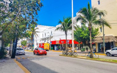 Playa del Carmen 07. Eylül 2022 Tipik cadde yolu ve arabalı şehir merkezi trafik restoranları Quintana Roo Mexico 'daki Playa del Carmen' in insan ve binalarını depoluyor..