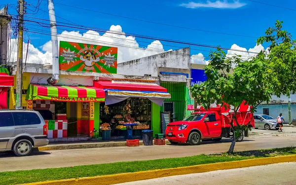 Playa Del Carmen 2022年9月典型的な通りの道路や車の交通レストランのある街並みキンタナ メキシコのプラヤデルカルメンの人々や建物を格納します — ストック写真