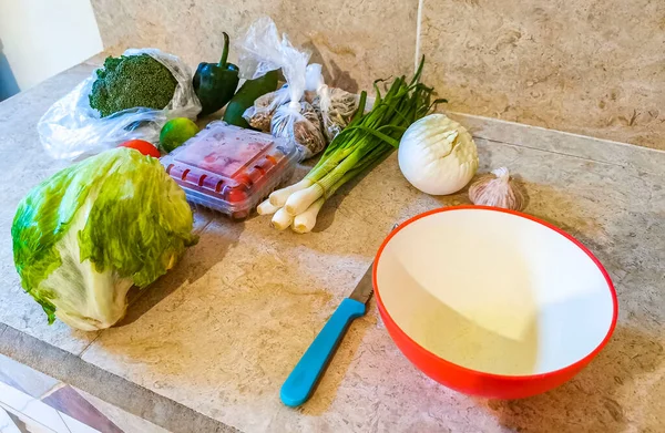 Προετοιμασία Της Υγιεινής Διατροφής Σαλάτα Χόρτα Αγγούρι Ντομάτα Σκόρδο Μπρόκολο — Φωτογραφία Αρχείου
