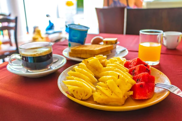 Desayuno Fresco Con Tostadas Jugo Naranja Sandía Piña Nai Thon — Foto de Stock