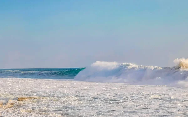 墨西哥埃斯科斯塔多 瓦哈卡港海滩上巨大的冲浪浪 — 图库照片
