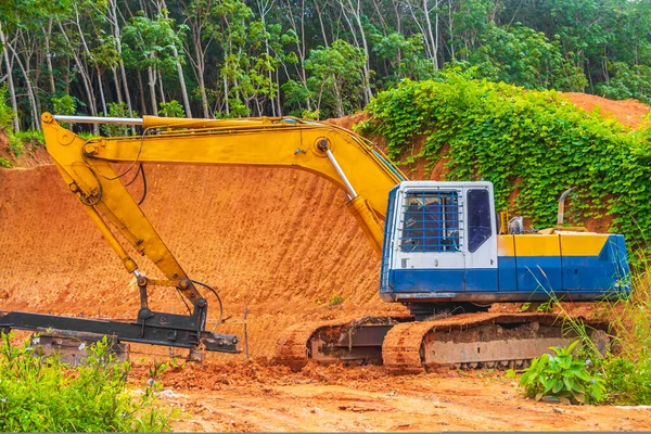 大きな黄色の掘削機掘りは 東南アジアのプーケット島タイのSakhu Thalangの森のジャングルを破壊します — ストック写真