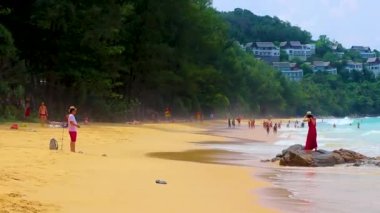 Phuket Tayland 12. Ekim 2018 Nai Thon Naithon Sahili. Phuket Adası Tayland 'da Sakhu Thalang' da turkuaz berrak su ve dalgalarla dolu güzel bir rüya körfezi..