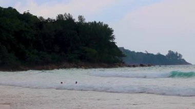 Nai Thon Naithon Sahili turkuaz berrak su ve Phuket adası Tayland 'daki Sakhu Thalang' da dalgalarla dolu güzel bir rüya körfezi..