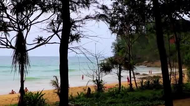 Puket Thailand 2018年10月プーケット島のサクタラン島にあるターコイズブルーの澄んだ水と波が美しい夢の湾 ナイトン ビーチ — ストック動画