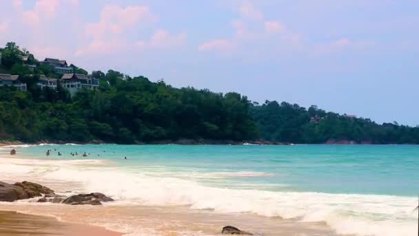 ナイトン ビーチ タイのプーケット島サク タランにあるターコイズブルーの澄んだ水と波が美しいドリーム ベイ東南アジア — ストック動画
