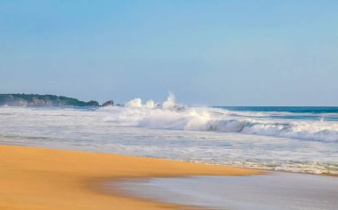 Zicatela Puerto Escondido Oaxaca 'da büyük sörfçü dalgaları..