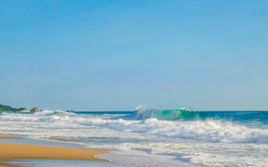 Zicatela Puerto Escondido Oaxaca 'da büyük sörfçü dalgaları..