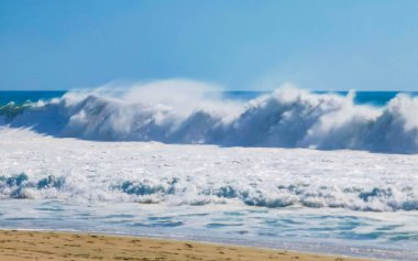 Zicatela Puerto Escondido Oaxaca 'da büyük sörfçü dalgaları..