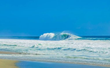 Zicatela Puerto Escondido Oaxaca 'da büyük sörfçü dalgaları..