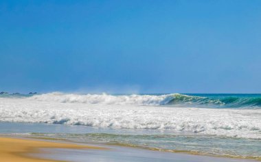Zicatela Puerto Escondido Oaxaca 'da büyük sörfçü dalgaları..