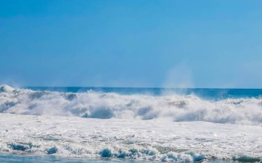 Zicatela Puerto Escondido Oaxaca 'da büyük sörfçü dalgaları..