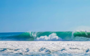 Zicatela Puerto Escondido Oaxaca 'da büyük sörfçü dalgaları..