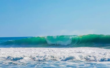Zicatela Puerto Escondido Oaxaca 'da büyük sörfçü dalgaları..