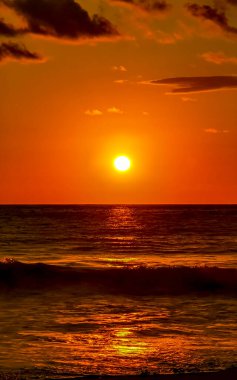 Sahilde sarı turuncu ve altın sarısı günbatımı ve Zicatela Puerto Escondido Oaxaca 'da tropikal doğada büyük dalga manzarası..