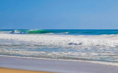 Zicatela Puerto Escondido Oaxaca 'da büyük sörfçü dalgaları..