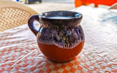 Zicatela Puerto Escondido Oaxaca Meksika 'daki restoranda bir fincan siyah kaşık ve tabakla birlikte kahve..