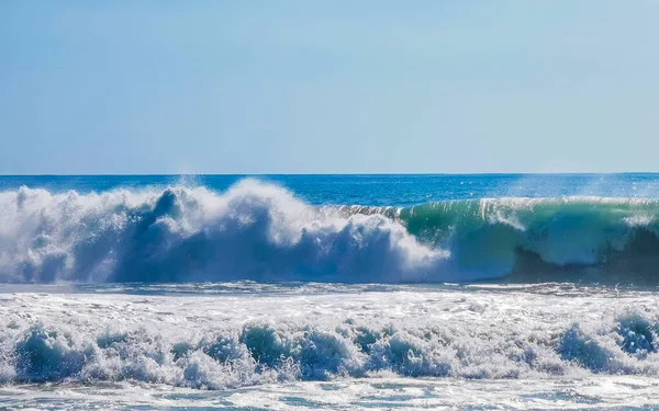 ジカテラのビーチで非常に大きなサーファーの波プエルトエスコンディドオアハカメキシコ — ストック写真