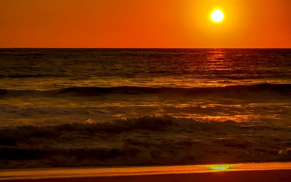 Belo Pôr Sol Colorido Dourado Deslumbrante Vermelho Alaranjado Amarelo Praia — Fotografia de Stock