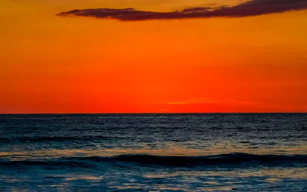 Splendido Tramonto Colorato Dorato Giallo Arancio Rosso Sulla Spiaggia Grande — Foto Stock