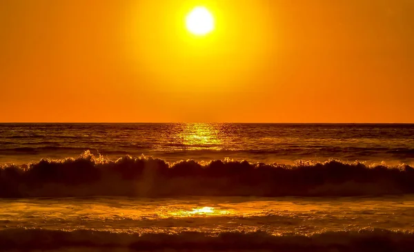Belo Pôr Sol Colorido Dourado Deslumbrante Vermelho Alaranjado Amarelo Praia — Fotografia de Stock