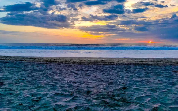 美丽的五彩缤纷 金黄的落日 海滩上的橙色红色 热带大自然的大浪全景 墨西哥埃斯坎多瓦哈卡港 — 图库照片