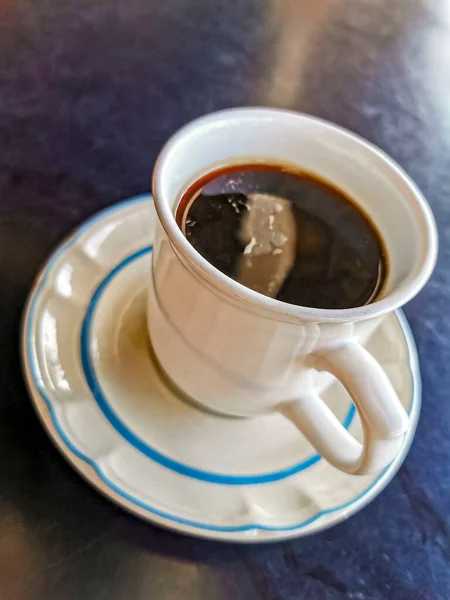 Šálek Americké Černé Kávy Lžící Talířem Stolní Jídlo Pití Restauraci — Stock fotografie