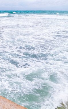 2021 Kasırgası tropikal fırtına yüksek güçlü dalgaların manzarası ve Muelle Constituyentes rıhtımından kara bulutlar Playa del Carmen Quintana Roo Mexico.