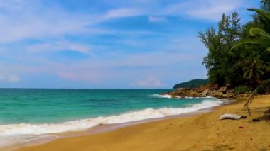 Nai Thon Naithon Sahili 'ndeki muhteşem gizli muz plajı ve manzara manzarası turkuaz berrak su ve Güney Asya' daki Tayland Phuket Adası 'nda dalgalarla dolu güzel bir rüya sahili..